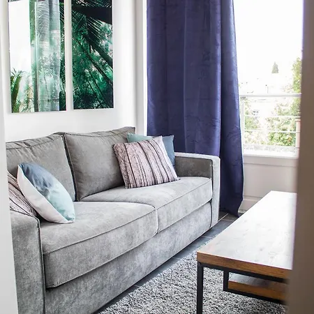 Avec Balcon Apartment